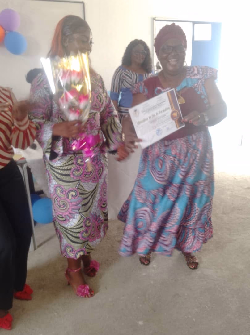 Remise d'une attestation en main propre lors de la cérémonie.
