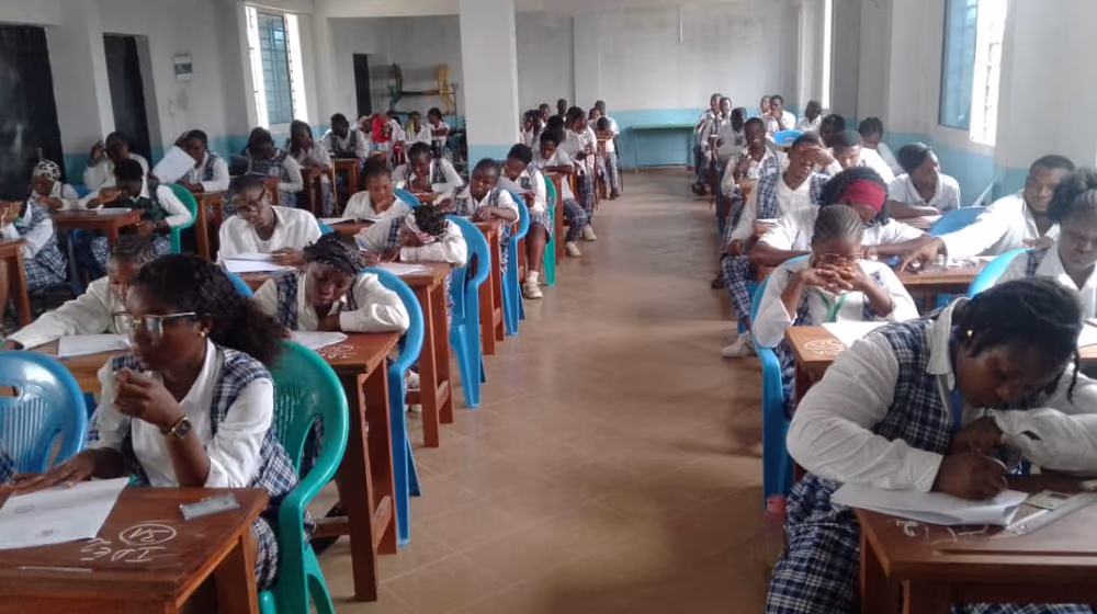 Une salle de classe du campus de Bwang pendant une épreuve écrite, les étudiantes en tenue de l'école.