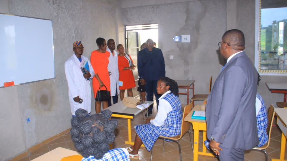 Visite pédagogique sur le campus de Bwang, encadrée par un membre de l'équipe.